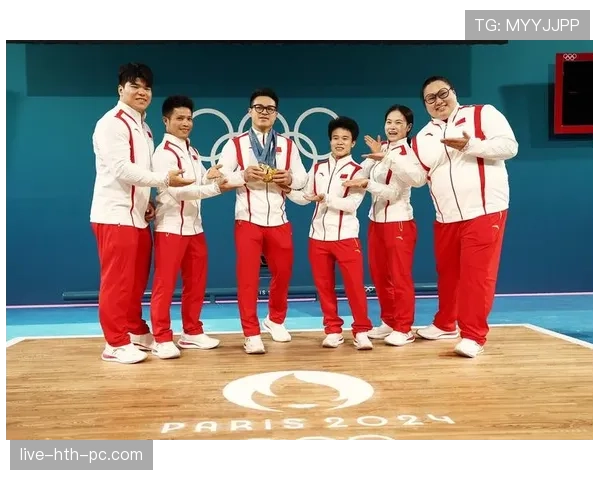 侯志慧赛前吃香蕉被拍，网友：这姐举重完顺手能拎走我一个月工资